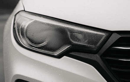 بخار کردن چراغ جلو شاهین | چراغ جلو شاهین مه گرفته | مشکل بخار در چراغ ماشین شاهین | چرا چراغ شاهین بخار می‌کند | جلوگیری از بخار چراغ جلو خودرو | تعمیر بخار چراغ شاهین - یدک خودرو